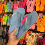 Havaianas Brasil + Placa Logo + Pin Sereia, Concha e Golfinho