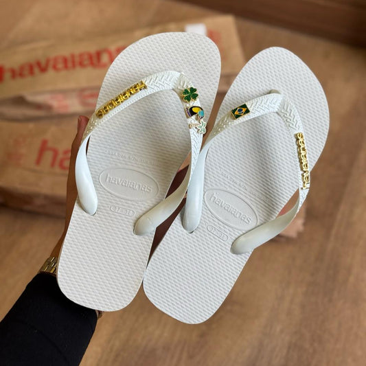 Havaianas Top + Placa Logo + Pin Tucano, Trevo, Brasil e Coqueiro