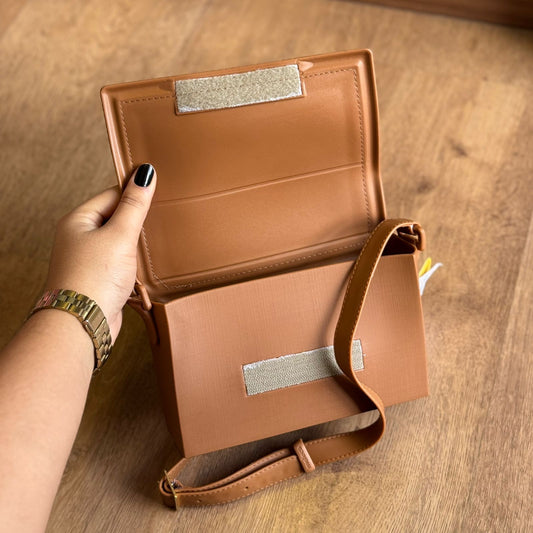 Bolsa Moleca Transversal Detalhe Logo Dourado 50057.4