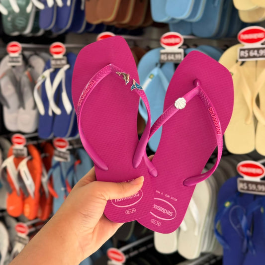 Chinelo Havaianas Logo Pop + Pin Concha, Golfinho e Sereia