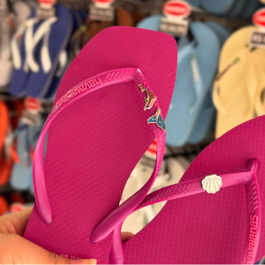 Chinelo Havaianas Logo Pop + Pin Concha, Golfinho e Sereia