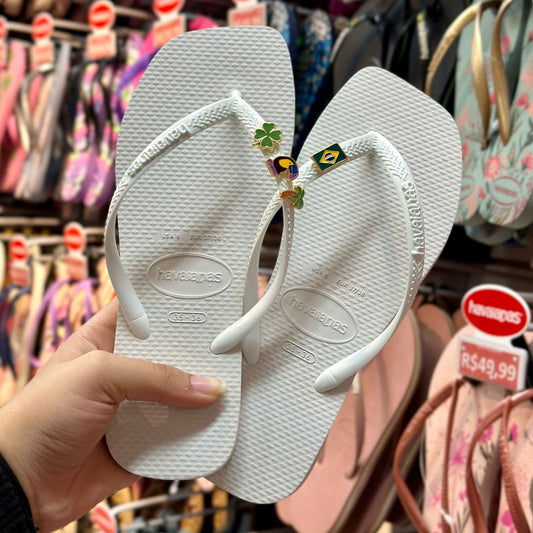 Havaianas Slim Square (Branco) + Pingente Trevo, Tucano, Palmeiras e Brasil