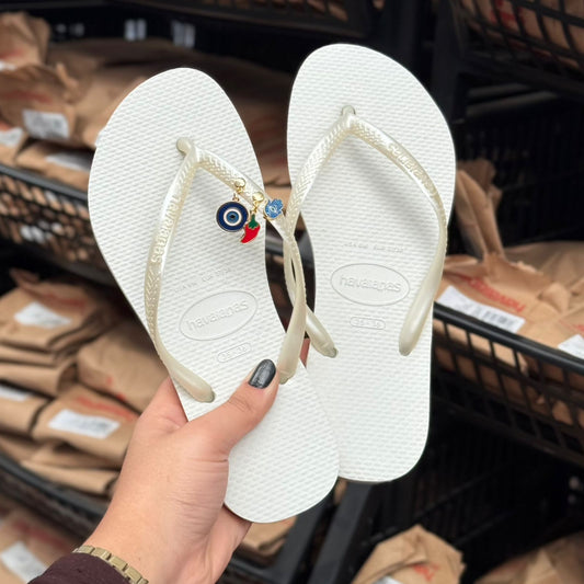 Havaianas slim (Branco) + pin olho grego, pimenta e mão de Fátima