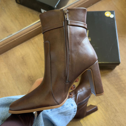 Bota Vizzano Detalhe Dourado Bico Fino 3111.101