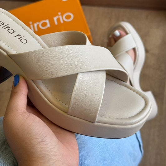 Sandália Beira Rio Tamanco Tiras Entrelaçadas Palmilha Macia 8517.210