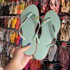Havaianas Slim Point + Pin Brasil + Pin Dog Caramelo + Pin Nome Brasil