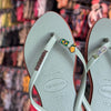 Havaianas Slim Point + Pin Brasil + Pin Dog Caramelo + Pin Nome Brasil