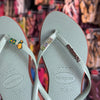 Havaianas Slim Point + Pin Brasil + Pin Dog Caramelo + Pin Nome Brasil