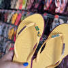 Havaianas Slim Point + Pin Brasil + Pin Dog Caramelo + Pin Nome Brasil