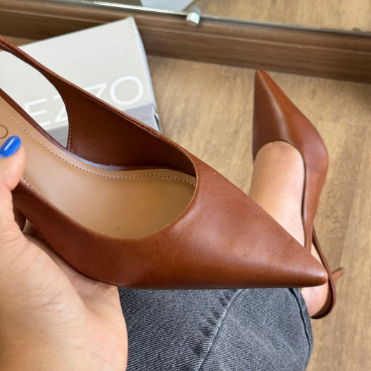 Scarpin Arezzo Couro Slingback Metal Heritage A127570201