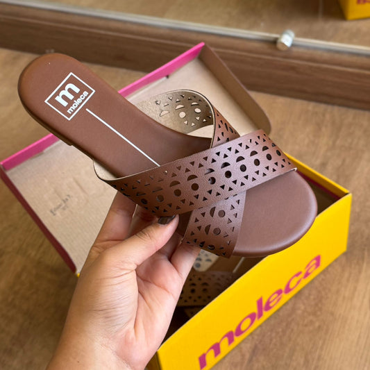 Sandália Moleca Rasteirinha Perfuros 5577.111