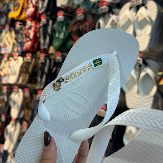 Havaianas Brasil (Branco) + Pin Cachorro Caramelo + Placa Logo