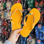 Havaianas Top + Placa logo Dourado + Pin Brasil + Pin Trevo + Pin Nome Brasil