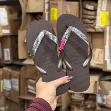 Havaianas Top (Café) + Pin Brasil + Pin Nome (A-D)