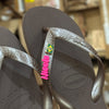 Havaianas Top (Café) + Pin Brasil + Pin Nome (E-K)