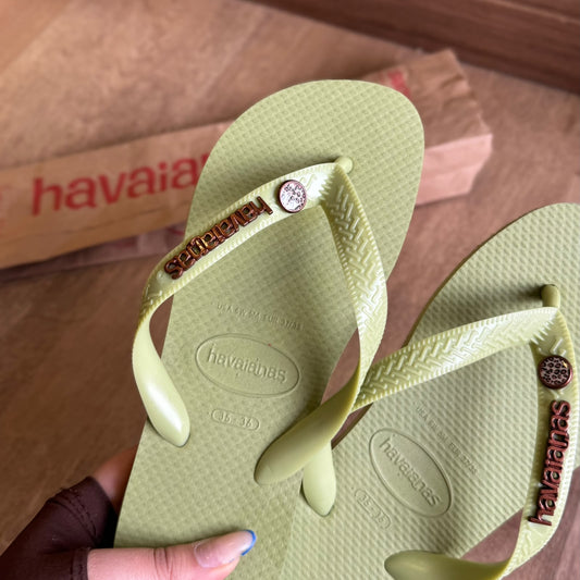 Havaianas Top + Placa Logo + Pin Oncinha