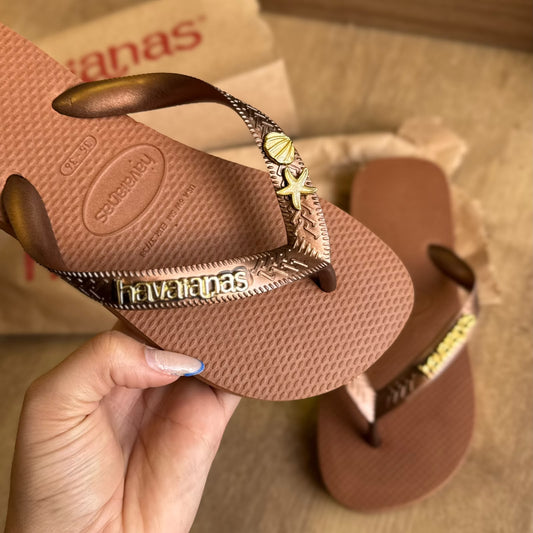 Havaianas Top + Placa Logo Dourada + Pin Estrela E Concha