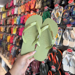 Havaianas Top + Placa Logo Dourado