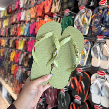 Havaianas Top + Placa Logo Dourado