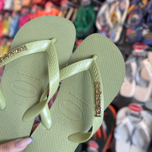 Havaianas Top + Placa Logo Dourado