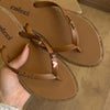 Chinelo Colcci + Pin Coração + Pin Tartaruga
