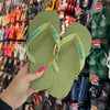 Havaianas Top + Placa Logo Colorida + Pin Flor E Borboleta