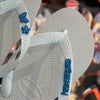 Havaianas Top + Placa Logo Colorida + Pin Flor E Borboleta