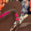 Havaianas Top + Placa Logo Colorida + Pin Flor E Borboleta