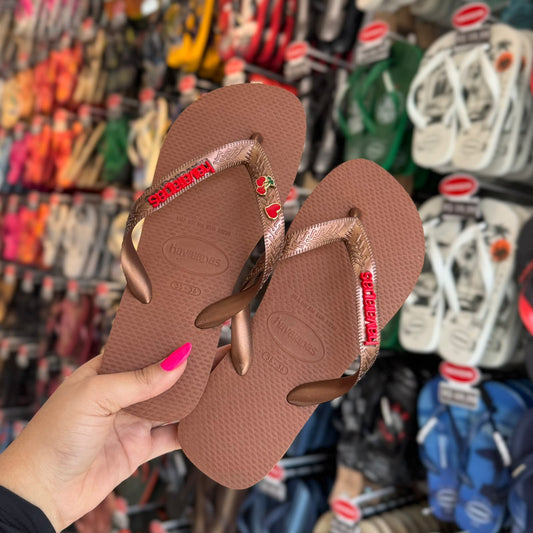 Havaianas Top + Placa Logo Vermelho + Pin Cereja E Coração