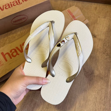 Havaianas Aura + Pin 3 Corações Degradê