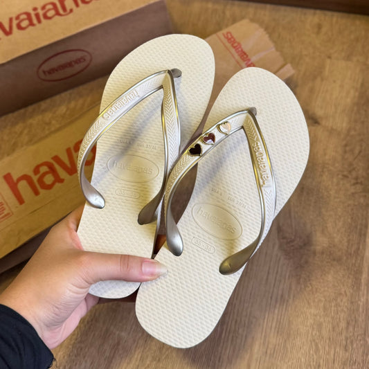 Havaianas Aura + Pin 3 Corações Degradê