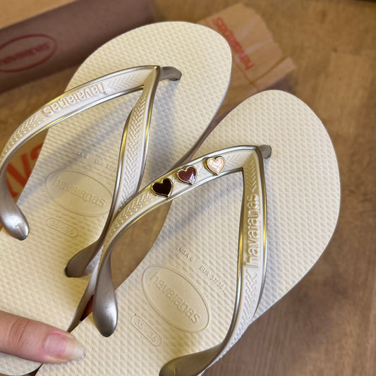 Havaianas Aura + Pin 3 Corações Degradê