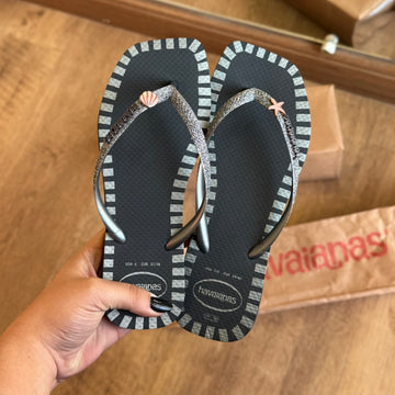 Havaianas Slim Square Glitter Contour + Pin Estrela do Mar E Concha