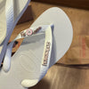 Havaianas Top + Placa Logo + Pin Nome Fé + Pin Olho Grego + Pin Nome Love