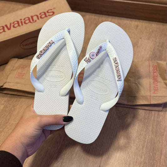 Havaianas Top + Placa Logo + Pin Nome Fé + Pin Olho Grego + Pin Nome Love