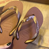 Havaianas Top + Placa Logo Marrom + Pin Estrela Marinha + Pin Tartaruga + Pin Âncora