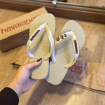 Havaianas Top + Placa Logo Marrom + Pin Estrela Marinha + Pin Tartaruga + Pin Âncora