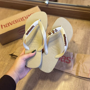 Havaianas Top + Placa Logo Marrom + Pin Estrela Marinha + Pin Tartaruga + Pin Âncora