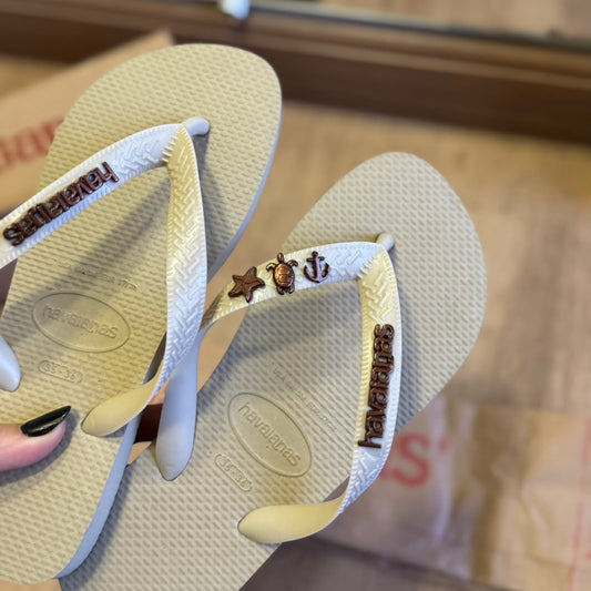 Havaianas Top + Placa Logo Marrom + Pin Estrela Marinha + Pin Tartaruga + Pin Âncora
