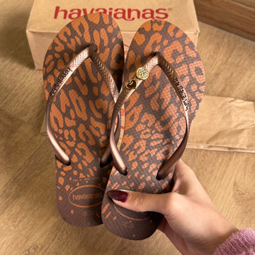 Havaianas Slim Animals + Pin Coração Marrom e Pin Oncinha