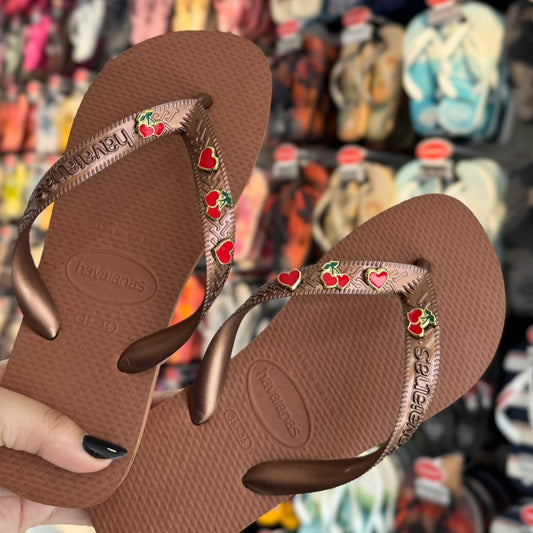 Havaianas Top + Pin 2 Corações + Pin 2 Cerejas