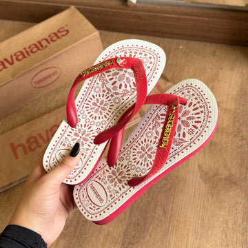 Havaianas Top Bordado Flor + Pin Cereja