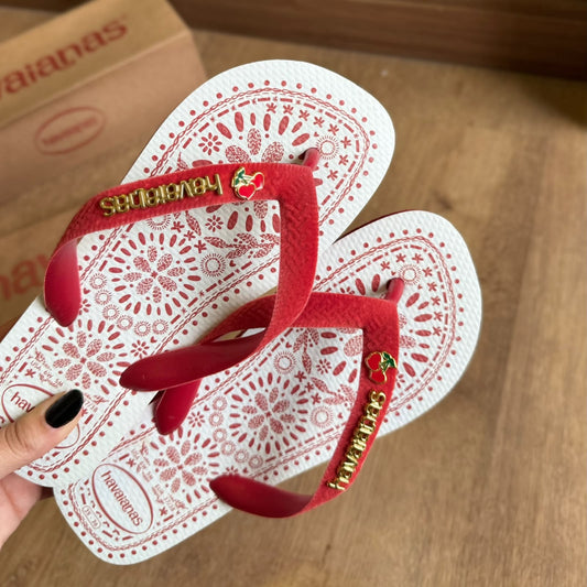 Havaianas Top Bordado Flor + Pin Cereja