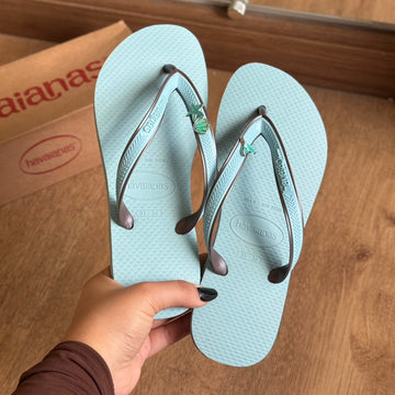 Havaianas Aura Glossy + Pin Estrela, Concha e Sereia