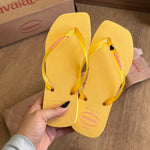 Havaianas Slim Square Logo Pop + Pin Banana e Coração Preto