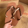 Havaianas Top + Placa Logo + Pin Onça Pintada e Pin Oncinha