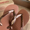 Havaianas Top + Placa Logo + Pin Onça Pintada e Pin Oncinha