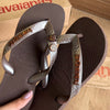 Havaianas Top + Placa Logo + Pin Onça Pintada e Pin Oncinha