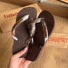 Havaianas Top + Placa Logo + Pin Onça Pintada e Pin Oncinha
