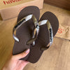 Havaianas Top + Placa Logo e Pin Coração Preto + Pin Onça Pintada